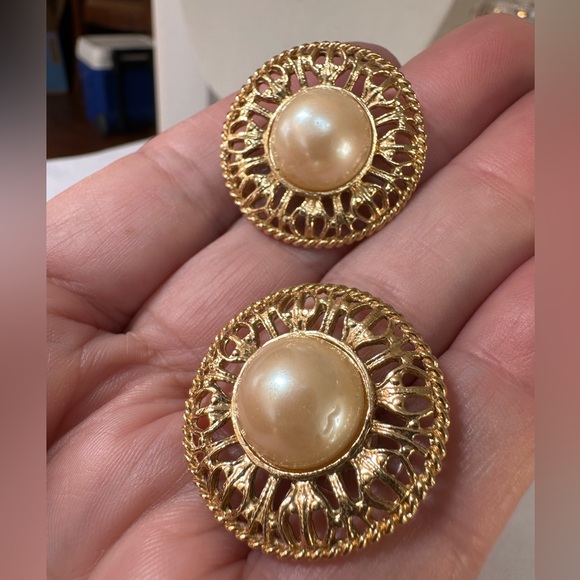 Four pair of beige and gold vibe earrings - Picture 3 of 6